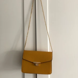  - Gul snygg väska, aldrig använd.  