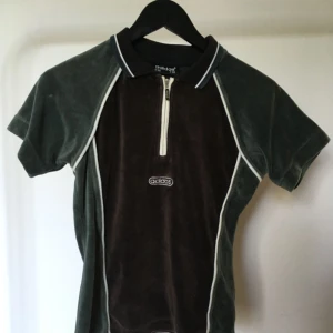 - Vintage t-shirt/pike i typ sammet? Jättesnygg passform. Från adidas, 70tal! Fint skick. 