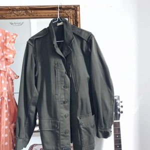  - Vintage militärjacka, köpt i Paris 2008. Står ingen storlek, men skulle chansa på M. Fint skick 🧡
