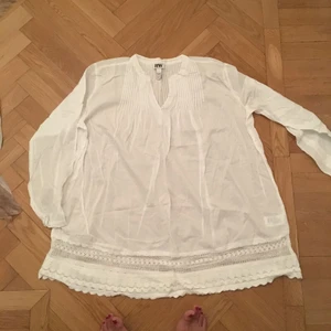  - Vid tunika (perfekt med ett skärp runt midjan). Virkad kant. Endast använd 1g. 