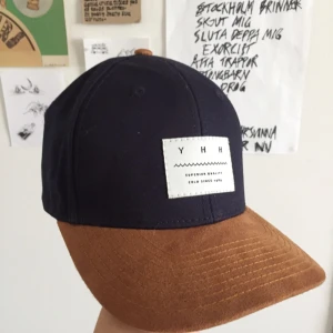  - Snygg keps, aldrig använd (lite katthår på som självklart tas bort innan köp). Skärmen är i fake mocka ☺️🥀