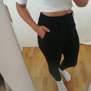  - Svarta stretching kostymbyxor med ränder. Sparsamt använda så de är i perfekt skick! 