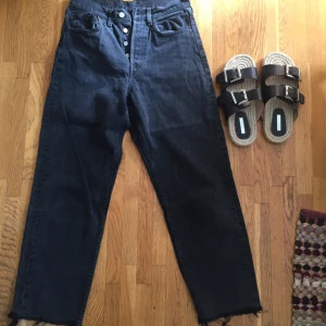  - Levi's, stl 29/30. Lite kortare då de är avklippta. Hög midja! Bra skick :)  Med frakt blir det 200kr! 
