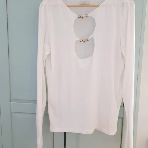  - Vit topp från By Malene Birger. Storlek L men passar som en lös S-M också. 70% viscose och 30% bomull. 