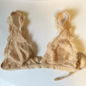  - Beige fin spetsbh från monki, utan inlägg, bygellös