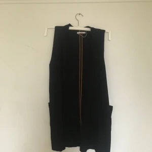  - Ärmlös längre ”väst” från Pull&Bear! Fint skick! 