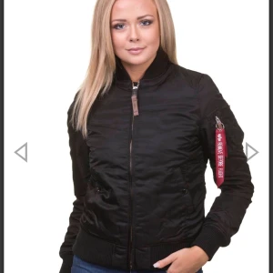  - Bomber jack från Alpha Industries, ” den tjocka modellen”. Den är som ny! Använd kanske 2-3 gånger.  Storlek xs / 34