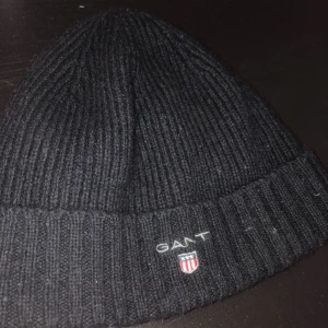  - Mycket fin Gant mössa One Size Nypris 500kr Använd 2 gånger! Mycket bra skick, så gott som ny.