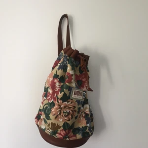  - Fantastisk second hand väska med ett axelband. Den har lite fläckar på insidan men på utsidan är den superfin!