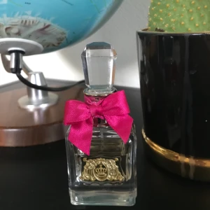  - Parfymen Viva la juicy! Mer än halvfull. Vid frakt betalar du porto.