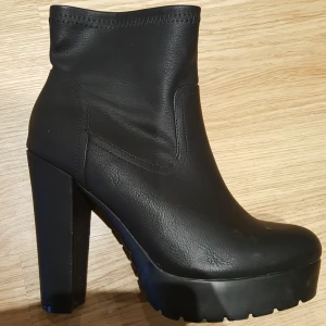  - Skor i nubuck/skinnimitation  Storlek 39  Sparsamt använda (max 2ggr) och därför i mycket bra skick! 