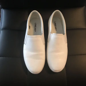  - Vita ”vans” i äkta läder, sparsamt använda men superbekväma 😊