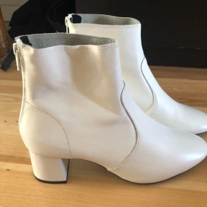  - Säljer dessa snyggingar från Mango storlek 39, helt oanvända! 