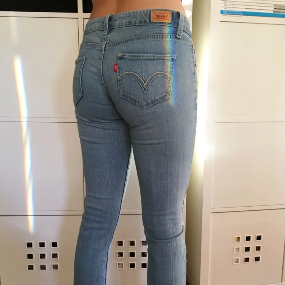 Nya Levis jeans. Typ: 524 too super low.  Passar storlek S. Frakt 80kr :) . Jeans & Byxor.