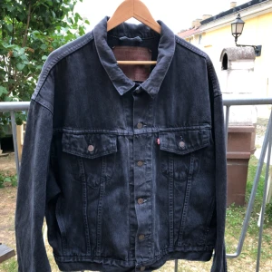 - Vintage Levis jeansjacka från 80-talet i trevligt skick. Kan hämtas i Uppsala eller skickas mot fraktkostnad 