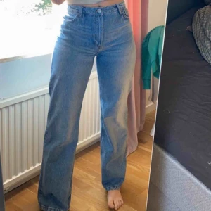  - Jeans från Monki i modellen Yoko, dom är sparsamt använda, om du köper sparar du 6200 liter vatten och 4,8 kg CO2