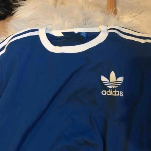  - Adidas blå T-shirt i perfekt skick ! Never goes out of style kan man säga 💙