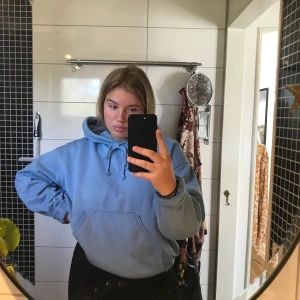 Weekday Hoodie - Hoodie från Weekday i fiiinaste babyblå färgen!! Kommer tyvärr inte till användning längre. Tror den är i herrmodell, stl M. Frakt tillkommer