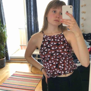  - skitcoolt linne/top från monki, fick den i födelsedagspresent men har inte fått användning för den så därför säljer jag. 