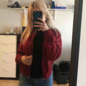  - Snygg vinröd bomberjacka/tunn jacka❤️ perfekt för våren & sommaren!