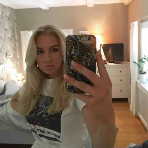 T-shirt - En jättesnygg vit T-shirt med tryck. Storlek S men passar även mig som är M. Jättefin och väldigt lite använd. 