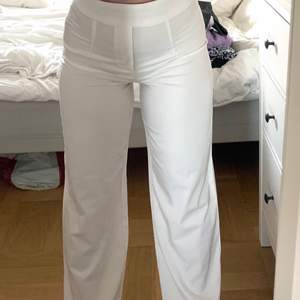 Säljer dessa fina vita byxor på grund av att de är förstora för mig 💞 Sitter jättefint och är i bra skick! 