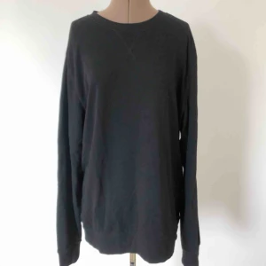  - Basic svart tröja i herrstorlek XL, passar dam från storlek S beroende på hur du vill ha passformen. Nyskick! Priset är inklusive frakt.