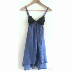  - Ett himmelsblått nattlinne i siden och spets som är så fint att det nästan är synd att sova i det.  Använts en gång och säljs pga att det ej passar. Originalpris: 1490 kr Material: 100% siden 