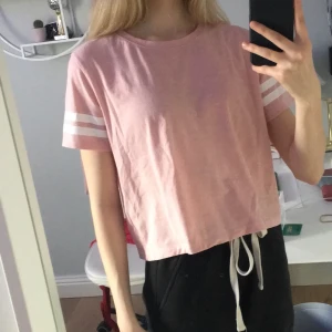 Rosa tröja med streck - Söt rosa tröja med vita streck på ärmarna. Storlek S. Bra skick. Skönt material. Möts upp i Sthlm eller fraktar (köparen står för frakt). Betalas via swish.