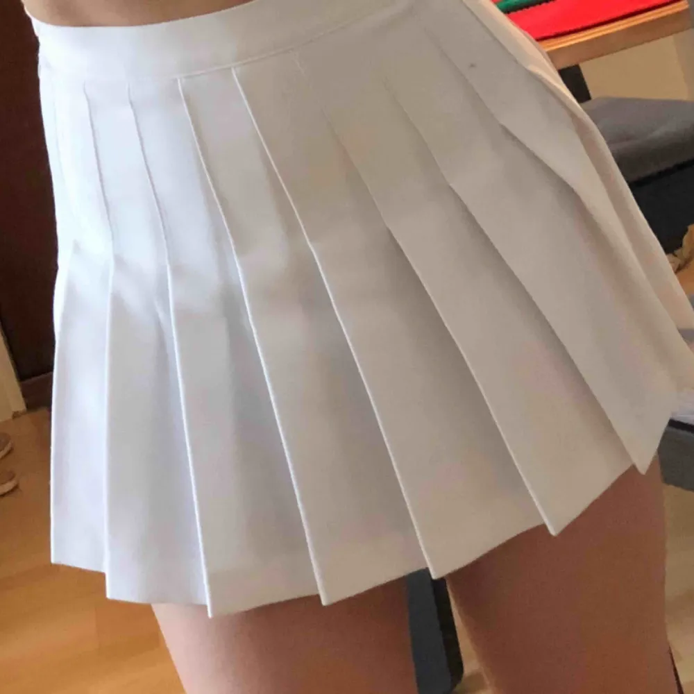 Supersöt vit kjol , säljer pga blivit för liten💔. Kjolar.