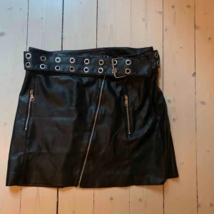  - Zara läderimitation kjol. Strl L. Men passar M-L skulle jag säga. Inte super kort, super nice! 🌸 Frakt 43kr.