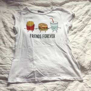 Tröja med tryck - Tröja med tryck ”FRIENDS FOREVER”. Trycket föreställer även pommes frites, hamburgare och dricka som håller hand. Använd endast 1 gång. Jätteskönt material. Betalas via swish. 🍟🍔🥤 Möts upp i Sthlm eller fraktar (köparen står för frakt)✨