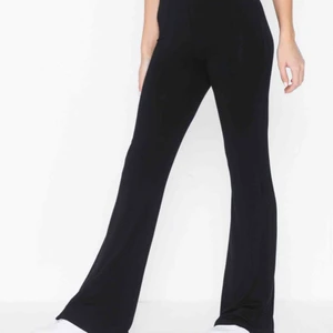  - Supermysiga flared byxor som bara är använda 1 gång, dem är lite för långa för mig och därav säljer jag dem!❤️ Fråga om du har frågor😊