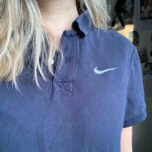  - Supersnygg pikétröja från Nike i mycket fint skick, passar de flesta beroende på önskad passform, köparen står för frakten