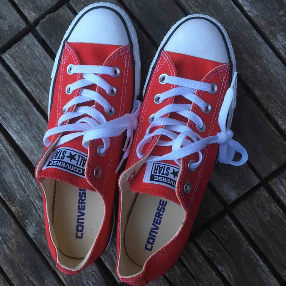 Ett par röda converse skor i storlek 39,5. Aldrig kommit till användning, jättefint skick och bra kvalite . Skor.