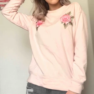 Tröja - Fin och skön tröja från H&M i storlek XS! Bra skick. Köparen står för frakten men kan även mötas upp i Uppsala, Knivsta eller Sigtuna. Tveka inte att fråga mig om något! 🌸