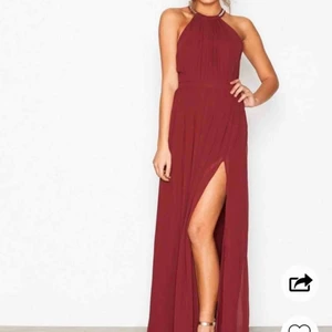  - Här är en fin lång klänning som kan tänkas användas på lite finare tillfällen. Storlek 34. Denna vinröda klänning är använd endast 1 gång som balklänning och är därför i bra skick. Köptes ursprungligen på Nelly.com maj 2019. Nypris: 900kr