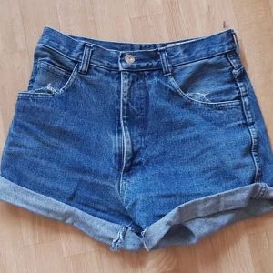 Till sommaren! - Ett par fina shorts i storlek S. Gott skick och bra passform alla kroppar. Lite långa men går att kavla upp som ni ser på bilden.