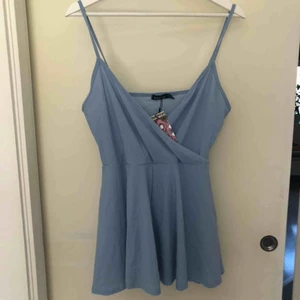  - Playsuit babyblå, helt oanvänd, lappen sitter kvar, stl 40, typ M.