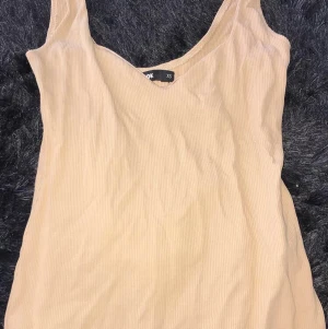Body - •En snygg beige body( lite mörkare än på bilden) från Bik bok, i strl XS.                                                                                                                                       •Använt 1-2 ggr. •Frakt tillkommer.                                 •Budda gärna !!