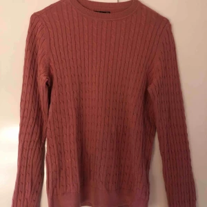  - Snygg, kopparröd, tunn stickad tröja. Använd 1-2 gånger🌟 köparen betalar frakten😊