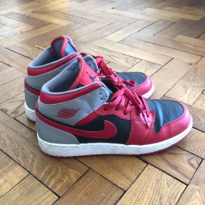  - Jättefina Air Jordan 1 i storlek 38.5 i superfint skick. Röda, svarta och reflekterande grått där bak. Älskar dessa skorna men dom kommer tyvärr ej till användning längre. Pris går att diskuteras :) 