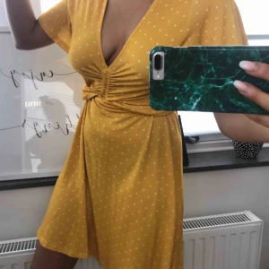  - Såå söt klänning ifrån BIkbok, knappt använd så super fint skick!! frakt är 50kr.  Den passar XS-S