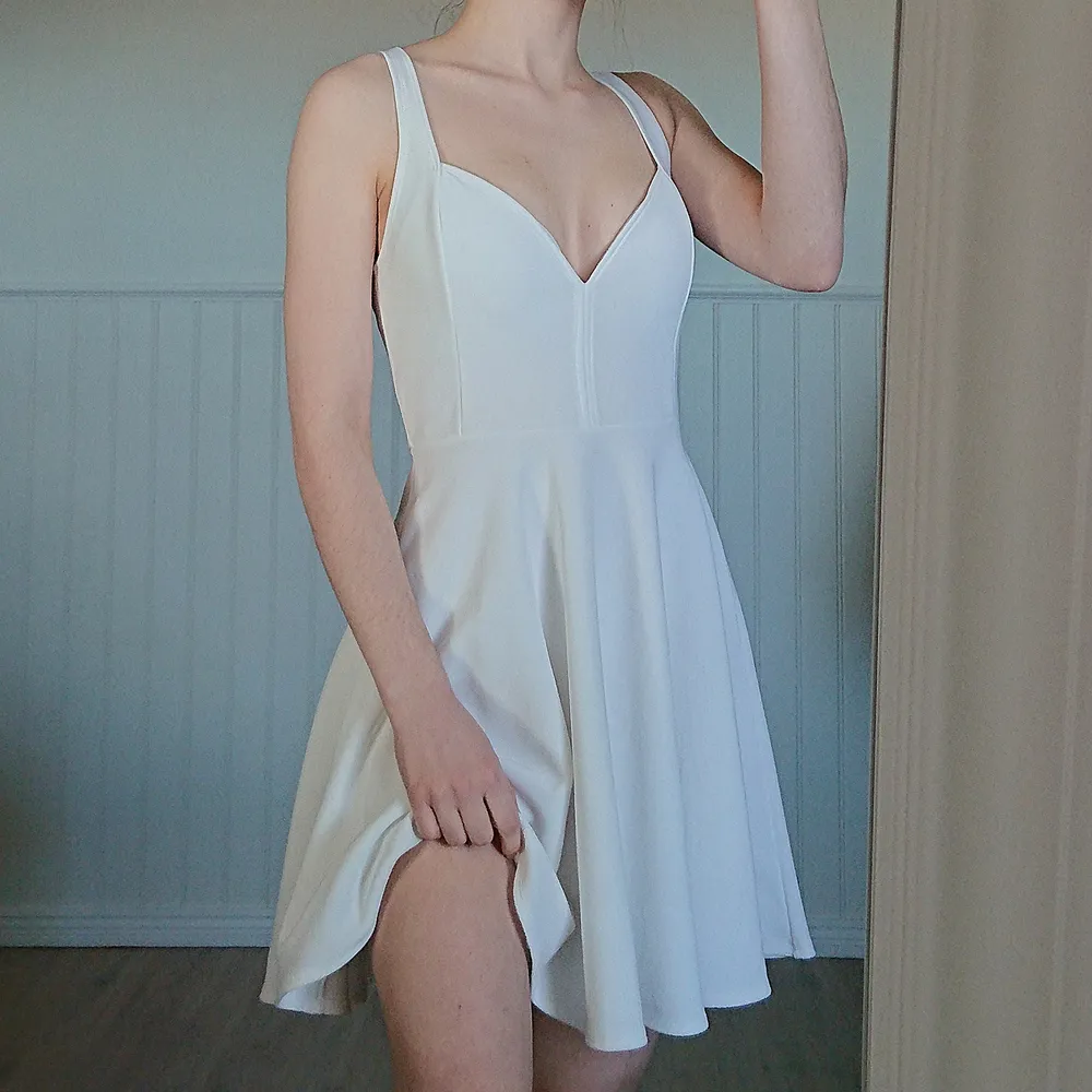 Jättefin vit klänning i storlek S. Säljer då jag inte använder den, fint skick. 100 kr, köpare står för frakt 💕. Klänningar.