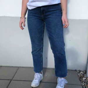  - Jeans i en mörkare blå tvätt. Passformen är rak längst hela vägen! Iprincip helt oanvända och jeansen skickas i bra skick!  Modellen är 165 cm lång<3