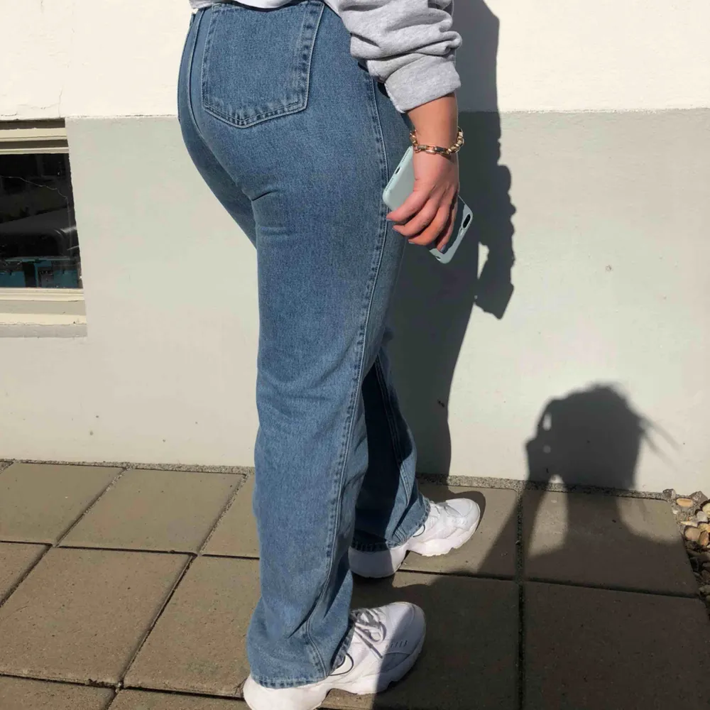 Jeans i modellen Row från Weekday! Snygg mellanblå tvätt och bra passform! Byxorna är nästintill oanvända och utlovas i gott skick Modellen är 165cm lång<3. Jeans & Byxor.