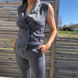  - Jättecoolt silvrigt kostym set från nakd⚡️ aldrig använt med lappar kvar! Strl 36 på byxor och 32 på tröjan men passar en S/xs. Pris kan diskuteras. Köparen står för frakt 💕