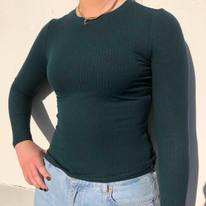  - Mörkgrön ribbad långärmad tröja från Monki! Tröjan är nästintill oanvänd och har en snygg passform! Utlovas i gott skick 
