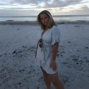  - Såå fin klänning ifrån Oysho köpt förra sommaren! Knytning och ganska stretchig så funkar för Xs såklart. Köparen står för frakten💓