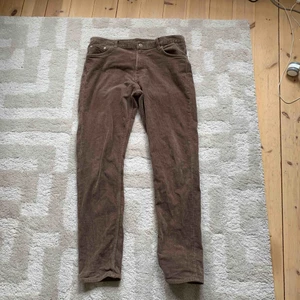  - Snygga Bruna Manchester byxor från Weekday 